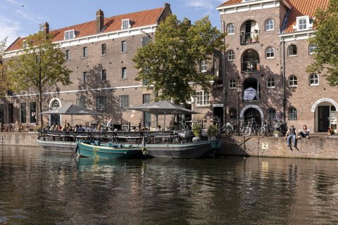 De historische binnenstad is een multifunctioneel centrum. Het is de plek waar ambachtelijke makers, bijzondere monumenten en kunst, unieke winkels, fijne horecagelegenheden en het Schiedamse gedistilleerd te vinden zijn. 